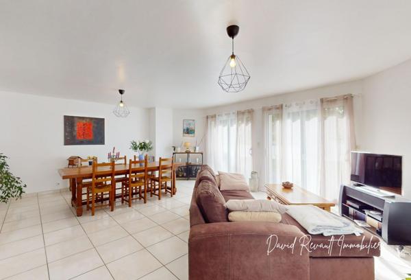 Maison familiale à Elven, 170 m² habitables, 8 pièces dont 5 chambres, édifiée sur un terrain de 555 m². Prix de vente : 431 600