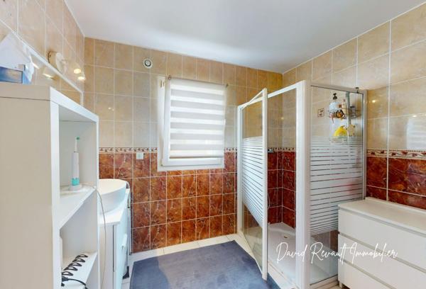Maison familiale à Elven, 170 m² habitables, 8 pièces dont 5 chambres, édifiée sur un terrain de 555 m². Prix de vente : 431 600