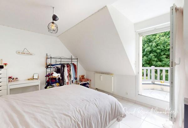 Maison familiale à Elven, 170 m² habitables, 8 pièces dont 5 chambres, édifiée sur un terrain de 555 m². Prix de vente : 431 600