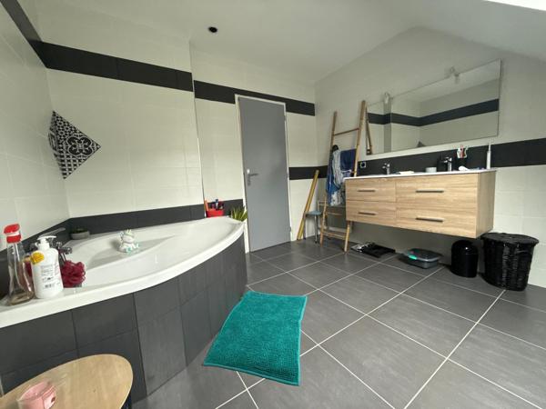 MAISON CONTEMPORAINE DE 146 M2, 4 CHAMBRES, SUR 3470 M2 DE TERRAIN