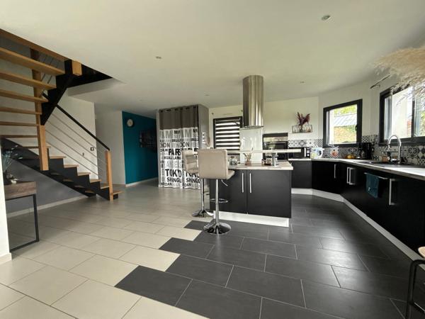 MAISON CONTEMPORAINE DE 146 M2, 4 CHAMBRES, SUR 3470 M2 DE TERRAIN