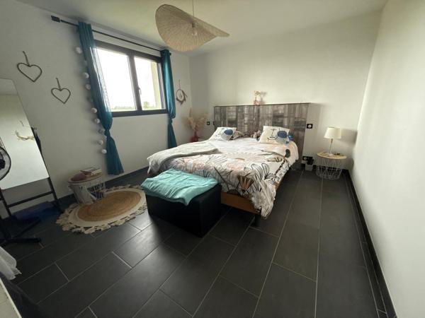 MAISON CONTEMPORAINE DE 146 M2, 4 CHAMBRES, SUR 3470 M2 DE TERRAIN