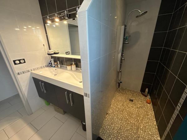 MAISON CONTEMPORAINE DE 146 M2, 4 CHAMBRES, SUR 3470 M2 DE TERRAIN