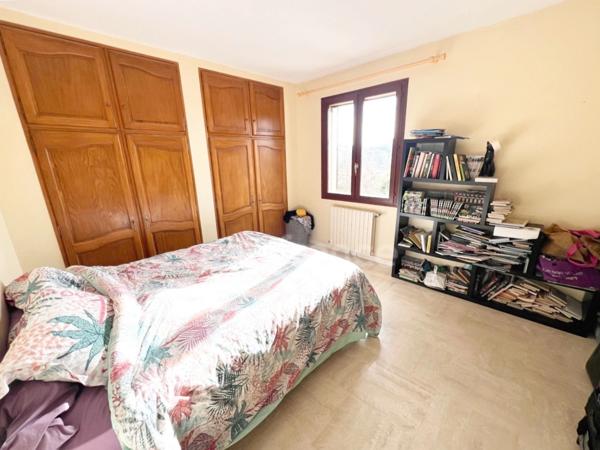 Maison individuelle 5 pièces 4 chambres 123 m² avec sous-sol complet, terrain 1300 m² et vue panoramique à REILLANNE (04)