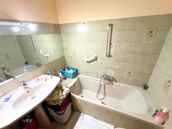 Maison individuelle 5 pièces 4 chambres 123 m² avec sous-sol complet, terrain 1300 m² et vue panoramique à REILLANNE (04)