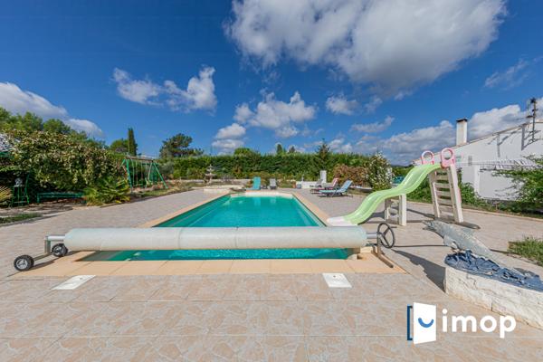 Villa avec piscine et panneaux solaires