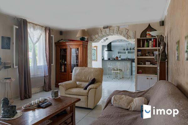 Villa avec piscine et panneaux solaires