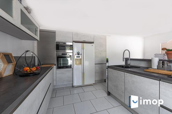 Villa avec piscine et panneaux solaires