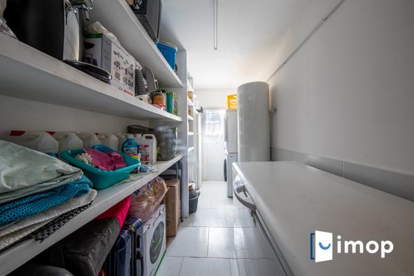 Villa avec piscine et panneaux solaires