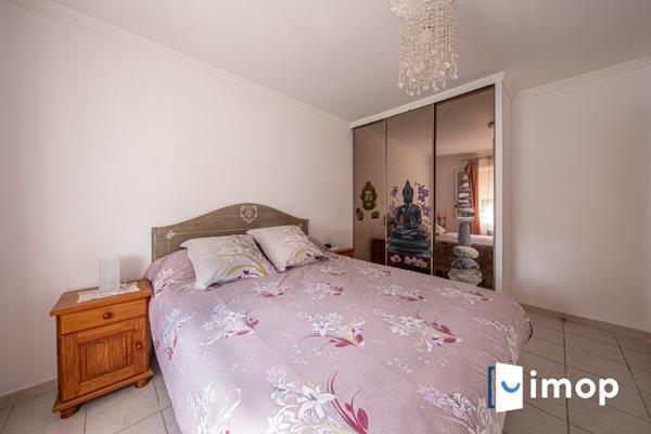 Villa avec piscine et panneaux solaires