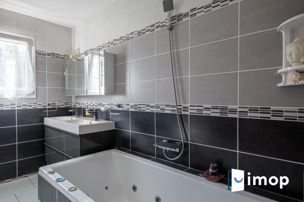 Villa avec piscine et panneaux solaires