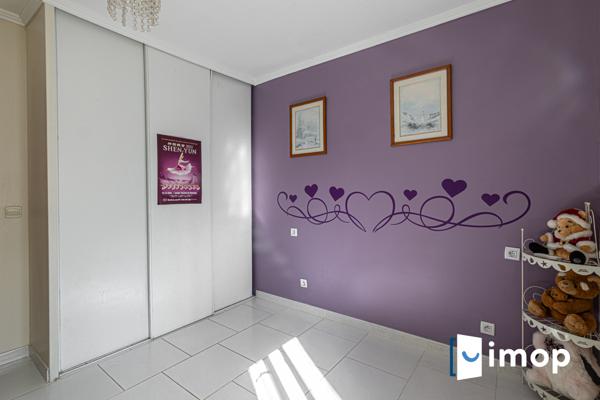 Villa avec piscine et panneaux solaires