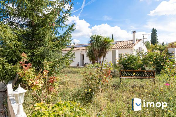 Villa avec piscine et panneaux solaires