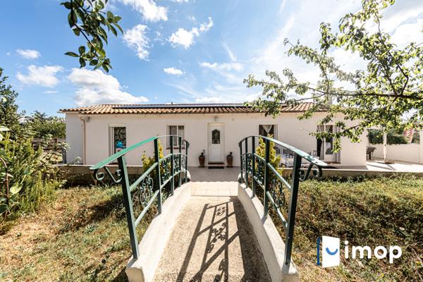 Villa avec piscine et panneaux solaires