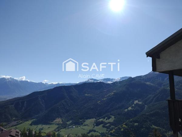 Studio de 31m² avec casier à ski, local partagé, placard privatif sur palier et parking