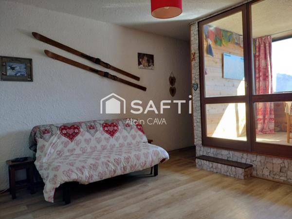 Studio de 31m² avec casier à ski, local partagé, placard privatif sur palier et parking