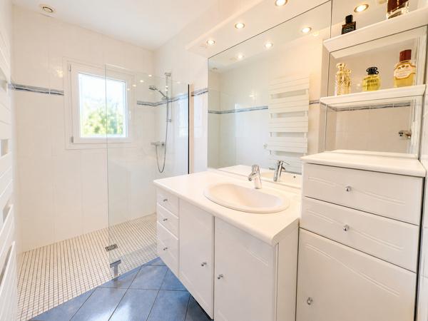 Plouhinec – Vue Mer & Lumineuse Contemporaine Avec Double Garage & Dépendance