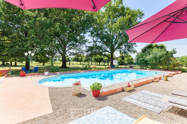 Manoir d’exception rénové et sa piscine au coeur d’un parc