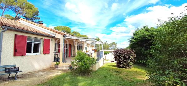 Entre NIMES et ALES, Dans un quartier résidentiel, sur les hauteurs de Saint-Génies-de-Malgoires (Gard) ; secteur très recherché : triangle Nîmes/Alès/Uzès (gare à proximité). Je vous propose cette charmante maison lumineuse de 107 m² sans vis à vis, au calme, en lisière de forêt, sur un terrain de 852 m² avec piscine au chlore, chauffée/pompe à chaleur et son poolhouse avec WC. Garage de 25 m² avec mezzanine de 23 m² plus un grand abris de jardin.  Elle se compose de 3 chambres avec placards, 1 salle d'eau, 1 WC séparé, 1 salon/séjour de 50 m² avec grand placard de rangement,  16 m² de cuisine aménagée et équipée. Grande terrasse. Confort assuré : Tout à l'égout, Double vitrage, moustiquaires, Chauffage central, Climatisation réversible, Poêle à bois, Chauffe eau solaire 300L, Barbecue, Four à pizza, Portail électrique. Vous l'aurez compris, cette maison, allie le calme, la nature, la praticité avec les transports à proximité (gare). Coup de cœur assuré !