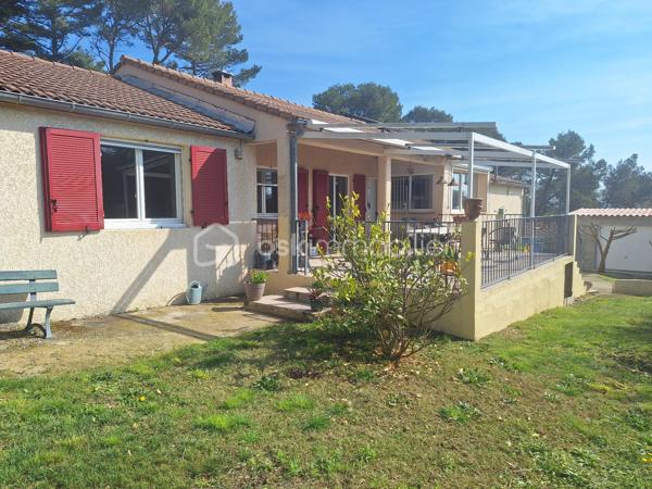 Entre NIMES et ALES, Dans un quartier résidentiel, sur les hauteurs de Saint-Génies-de-Malgoires (Gard) ; secteur très recherché : triangle Nîmes/Alès/Uzès (gare à proximité). Je vous propose cette charmante maison lumineuse de 107 m² sans vis à vis, au calme, en lisière de forêt, sur un terrain de 852 m² avec piscine au chlore, chauffée/pompe à chaleur et son poolhouse avec WC. Garage de 25 m² avec mezzanine de 23 m² plus un grand abris de jardin.  Elle se compose de 3 chambres avec placards, 1 salle d'eau, 1 WC séparé, 1 salon/séjour de 50 m² avec grand placard de rangement,  16 m² de cuisine aménagée et équipée. Grande terrasse. Confort assuré : Tout à l'égout, Double vitrage, moustiquaires, Chauffage central, Climatisation réversible, Poêle à bois, Chauffe eau solaire 300L, Barbecue, Four à pizza, Portail électrique. Vous l'aurez compris, cette maison, allie le calme, la nature, la praticité avec les transports à proximité (gare). Coup de cœur assuré !