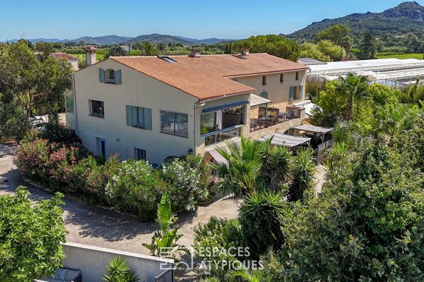 Ensemble immobilier grand format avec piscine hors norme