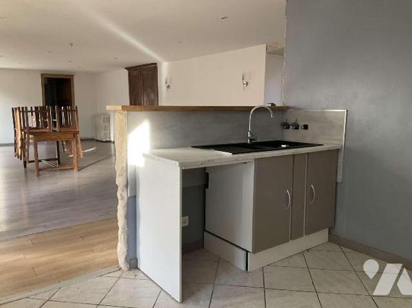 A VENDRE : Dans village avec commerces, maison en pierre authentique avec pigeonnier, entièreme...