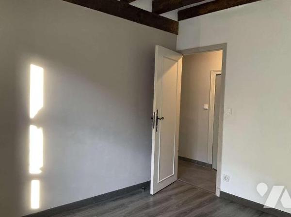 A VENDRE : Dans village avec commerces, maison en pierre authentique avec pigeonnier, entièreme...