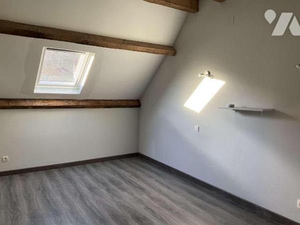 A VENDRE : Dans village avec commerces, maison en pierre authentique avec pigeonnier, entièreme...