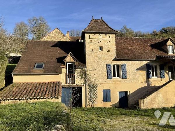 A VENDRE : Dans village avec commerces, maison en pierre authentique avec pigeonnier, entièreme...