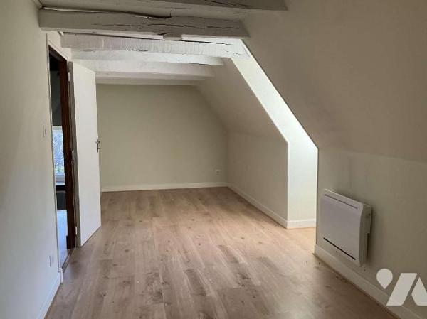 A VENDRE : Dans village avec commerces, maison en pierre authentique avec pigeonnier, entièreme...