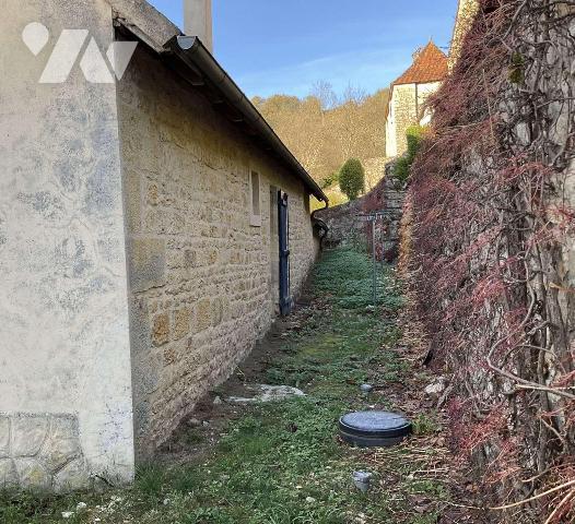 A VENDRE : Dans village avec commerces, maison en pierre authentique avec pigeonnier, entièreme...