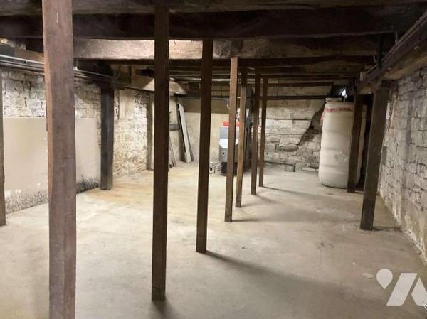 A VENDRE : Dans village avec commerces, maison en pierre authentique avec pigeonnier, entièreme...