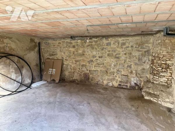 A VENDRE : Dans village avec commerces, maison en pierre authentique avec pigeonnier, entièreme...