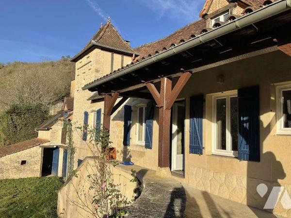 A VENDRE : Dans village avec commerces, maison en pierre authentique avec pigeonnier, entièreme...