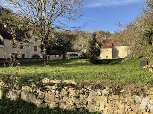 A VENDRE : Dans village avec commerces, maison en pierre authentique avec pigeonnier, entièreme...