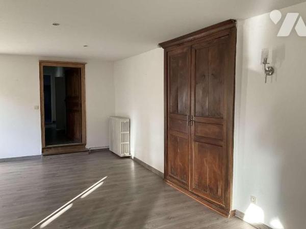 A VENDRE : Dans village avec commerces, maison en pierre authentique avec pigeonnier, entièreme...