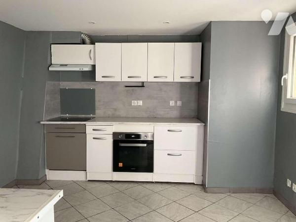 A VENDRE : Dans village avec commerces, maison en pierre authentique avec pigeonnier, entièreme...