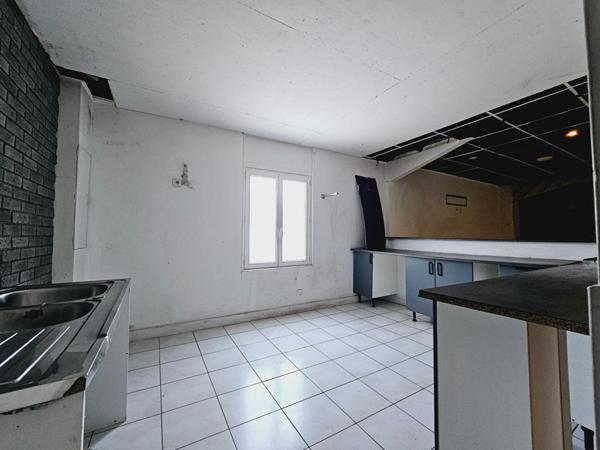 BOURGES LOCAL COMMERCIAL BUREAUX MURS 105M²