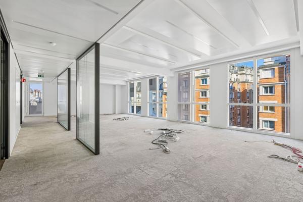 Bureaux à louer à Neuilly-sur-Seine rooftop vue panoramique sur Paris