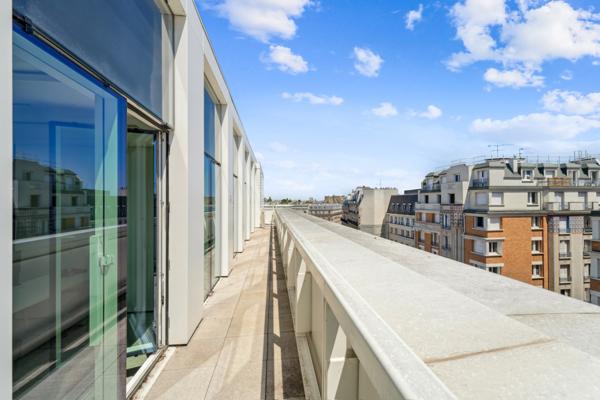 Bureaux à louer à Neuilly-sur-Seine rooftop vue panoramique sur Paris