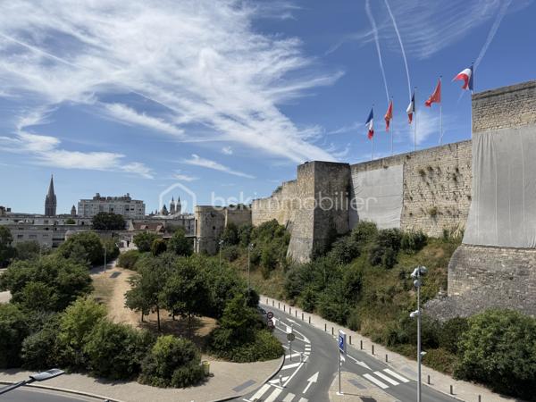 Appartement F3 avec vue exceptionnelle sur le château de Caen

Profitez d’un emplacement de choix en plein cœur de Caen. Situé à deux pas du centre-ville, de l’université et de tous les commerces et services, cet appartement offre un cadre de vie pratique et agréable au quotidien.

Situé dans une résidence sécurisée, il se compose d’une entrée avec placard, d’une agréable pièce de vie lumineuse bénéficiant d’une magnifique vue dégagée sur le château de Caen, d’une cuisine aménagée et équipée complétée par une arrière-cuisine, de deux chambres, d’une salle d’eau et d’un WC indépendant.

L’appartement est équipé de fenêtres en PVC double vitrage et d’un chauffage individuel au gaz, garantissant confort et maîtrise de la consommation énergétique.

Une cave vient compléter ce bien. 

Parking à proximité 

Un emplacement recherché, alliant le charme du centre historique, la proximité immédiate des commodités et une vue remarquable sur l’un des monuments emblématiques de Caen.
