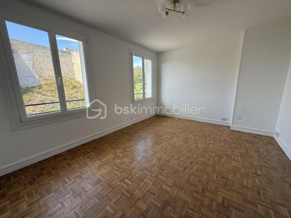 Appartement F3 avec vue exceptionnelle sur le château de Caen

Profitez d’un emplacement de choix en plein cœur de Caen. Situé à deux pas du centre-ville, de l’université et de tous les commerces et services, cet appartement offre un cadre de vie pratique et agréable au quotidien.

Situé dans une résidence sécurisée, il se compose d’une entrée avec placard, d’une agréable pièce de vie lumineuse bénéficiant d’une magnifique vue dégagée sur le château de Caen, d’une cuisine aménagée et équipée complétée par une arrière-cuisine, de deux chambres, d’une salle d’eau et d’un WC indépendant.

L’appartement est équipé de fenêtres en PVC double vitrage et d’un chauffage individuel au gaz, garantissant confort et maîtrise de la consommation énergétique.

Une cave vient compléter ce bien. 

Parking à proximité 

Un emplacement recherché, alliant le charme du centre historique, la proximité immédiate des commodités et une vue remarquable sur l’un des monuments emblématiques de Caen.