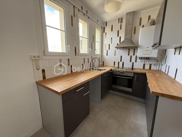 Appartement F3 avec vue exceptionnelle sur le château de Caen

Profitez d’un emplacement de choix en plein cœur de Caen. Situé à deux pas du centre-ville, de l’université et de tous les commerces et services, cet appartement offre un cadre de vie pratique et agréable au quotidien.

Situé dans une résidence sécurisée, il se compose d’une entrée avec placard, d’une agréable pièce de vie lumineuse bénéficiant d’une magnifique vue dégagée sur le château de Caen, d’une cuisine aménagée et équipée complétée par une arrière-cuisine, de deux chambres, d’une salle d’eau et d’un WC indépendant.

L’appartement est équipé de fenêtres en PVC double vitrage et d’un chauffage individuel au gaz, garantissant confort et maîtrise de la consommation énergétique.

Une cave vient compléter ce bien. 

Parking à proximité 

Un emplacement recherché, alliant le charme du centre historique, la proximité immédiate des commodités et une vue remarquable sur l’un des monuments emblématiques de Caen.