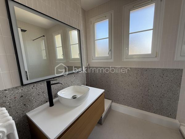 Appartement F3 avec vue exceptionnelle sur le château de Caen

Profitez d’un emplacement de choix en plein cœur de Caen. Situé à deux pas du centre-ville, de l’université et de tous les commerces et services, cet appartement offre un cadre de vie pratique et agréable au quotidien.

Situé dans une résidence sécurisée, il se compose d’une entrée avec placard, d’une agréable pièce de vie lumineuse bénéficiant d’une magnifique vue dégagée sur le château de Caen, d’une cuisine aménagée et équipée complétée par une arrière-cuisine, de deux chambres, d’une salle d’eau et d’un WC indépendant.

L’appartement est équipé de fenêtres en PVC double vitrage et d’un chauffage individuel au gaz, garantissant confort et maîtrise de la consommation énergétique.

Une cave vient compléter ce bien. 

Parking à proximité 

Un emplacement recherché, alliant le charme du centre historique, la proximité immédiate des commodités et une vue remarquable sur l’un des monuments emblématiques de Caen.