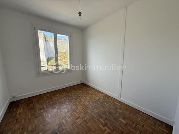 Appartement F3 avec vue exceptionnelle sur le château de Caen

Profitez d’un emplacement de choix en plein cœur de Caen. Situé à deux pas du centre-ville, de l’université et de tous les commerces et services, cet appartement offre un cadre de vie pratique et agréable au quotidien.

Situé dans une résidence sécurisée, il se compose d’une entrée avec placard, d’une agréable pièce de vie lumineuse bénéficiant d’une magnifique vue dégagée sur le château de Caen, d’une cuisine aménagée et équipée complétée par une arrière-cuisine, de deux chambres, d’une salle d’eau et d’un WC indépendant.

L’appartement est équipé de fenêtres en PVC double vitrage et d’un chauffage individuel au gaz, garantissant confort et maîtrise de la consommation énergétique.

Une cave vient compléter ce bien. 

Parking à proximité 

Un emplacement recherché, alliant le charme du centre historique, la proximité immédiate des commodités et une vue remarquable sur l’un des monuments emblématiques de Caen.