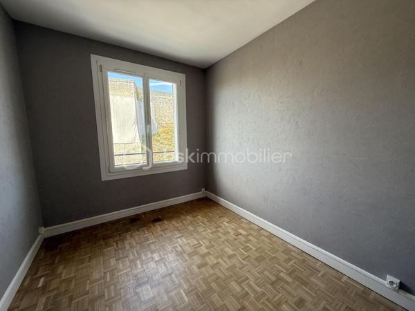 Appartement F3 avec vue exceptionnelle sur le château de Caen

Profitez d’un emplacement de choix en plein cœur de Caen. Situé à deux pas du centre-ville, de l’université et de tous les commerces et services, cet appartement offre un cadre de vie pratique et agréable au quotidien.

Situé dans une résidence sécurisée, il se compose d’une entrée avec placard, d’une agréable pièce de vie lumineuse bénéficiant d’une magnifique vue dégagée sur le château de Caen, d’une cuisine aménagée et équipée complétée par une arrière-cuisine, de deux chambres, d’une salle d’eau et d’un WC indépendant.

L’appartement est équipé de fenêtres en PVC double vitrage et d’un chauffage individuel au gaz, garantissant confort et maîtrise de la consommation énergétique.

Une cave vient compléter ce bien. 

Parking à proximité 

Un emplacement recherché, alliant le charme du centre historique, la proximité immédiate des commodités et une vue remarquable sur l’un des monuments emblématiques de Caen.