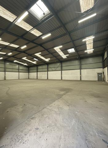 Meaux (77000) Entrepôt avec bureaux / showroom – Meaux