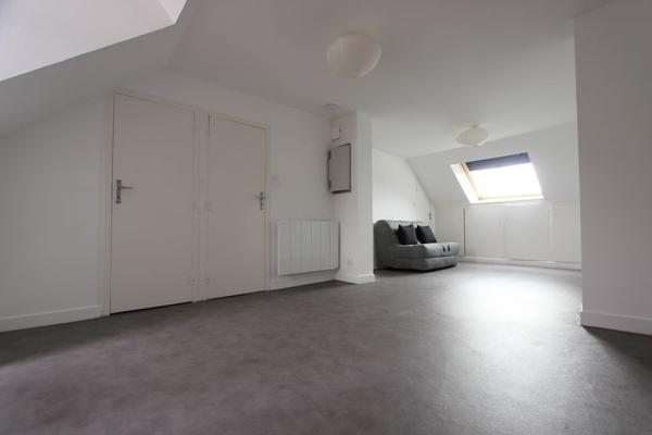 UN STUDIO SPACIEUX & LUMINEUX, SOUS LES TOITS DE QUIMPER. -