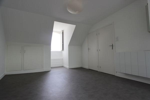 UN STUDIO SPACIEUX & LUMINEUX, SOUS LES TOITS DE QUIMPER. -