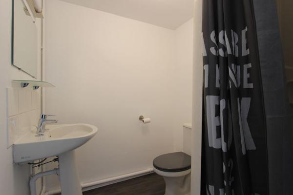 UN STUDIO SPACIEUX & LUMINEUX, SOUS LES TOITS DE QUIMPER. -